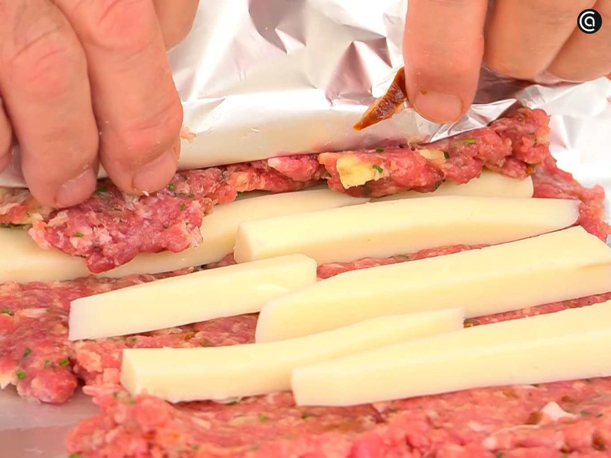 Enrolla la carne picada alrededor del queso