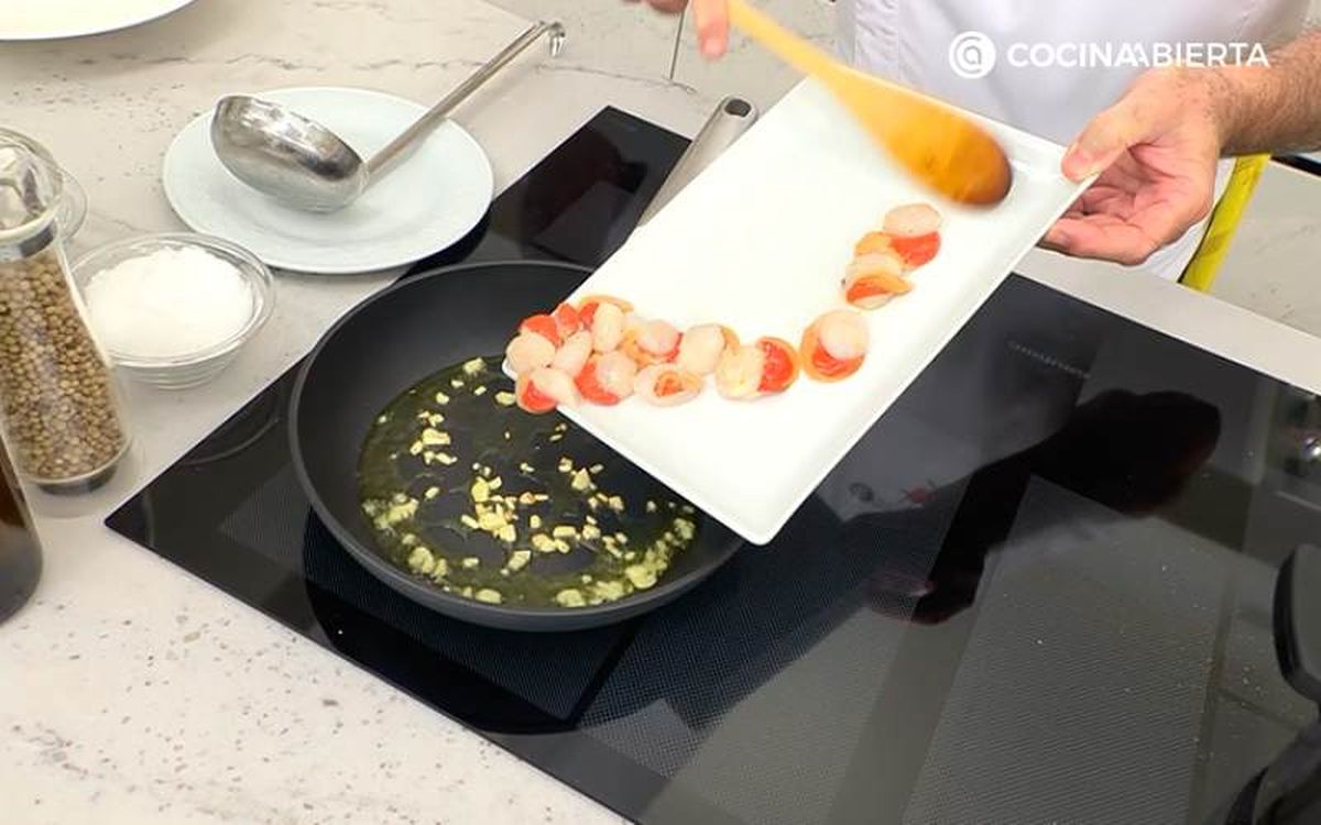 Saltea las vieiras con el diente de ajo picado