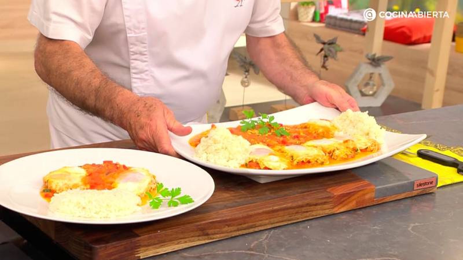 Sirve 2 huevos con su salsa y 2 cucharadas de arroz en cada plato