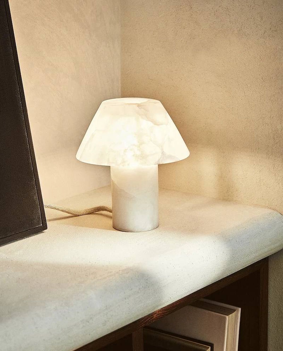 Lámpara de mesa de alabastro.