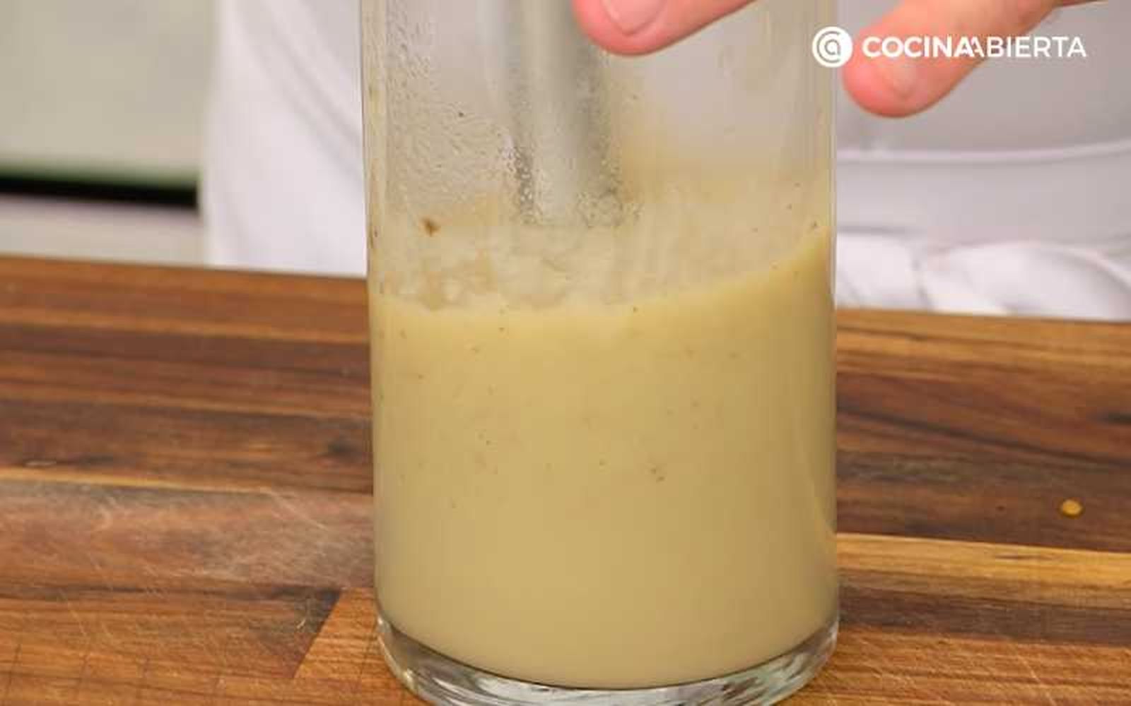 Tritura la cebolla y el puerro hasta conseguir una crema homogénea