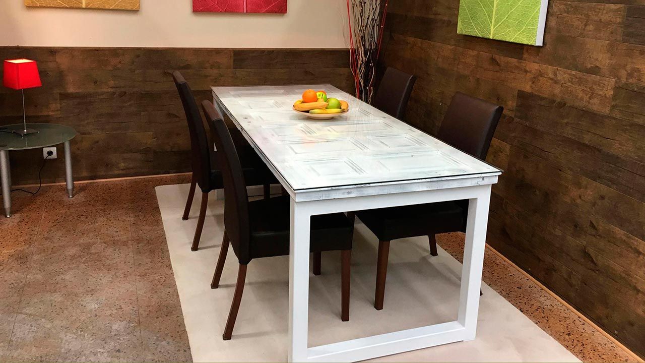 Reciclar puerta de madera para hacer una mesa final