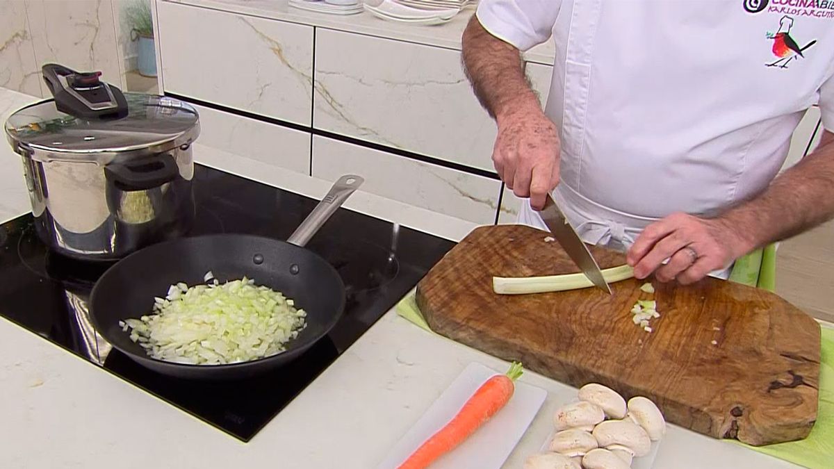 KARL66770321 sopa de trufa con hojaldre receta karlos arguinano paso1