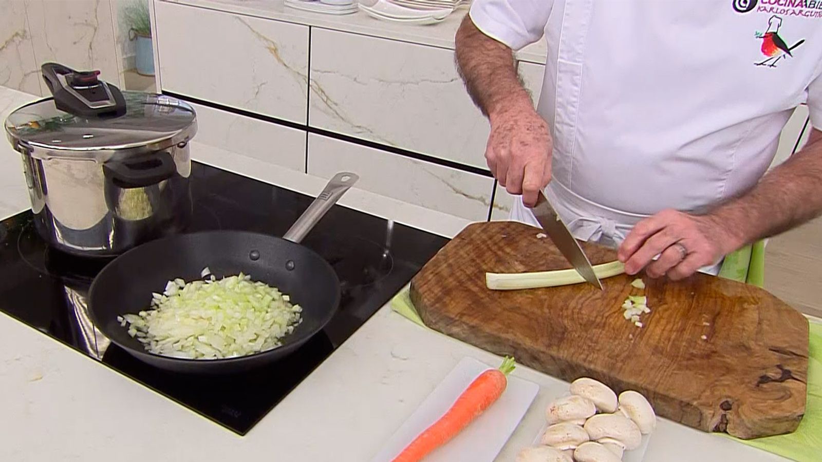 KARL66770321 sopa de trufa con hojaldre receta karlos arguinano paso1