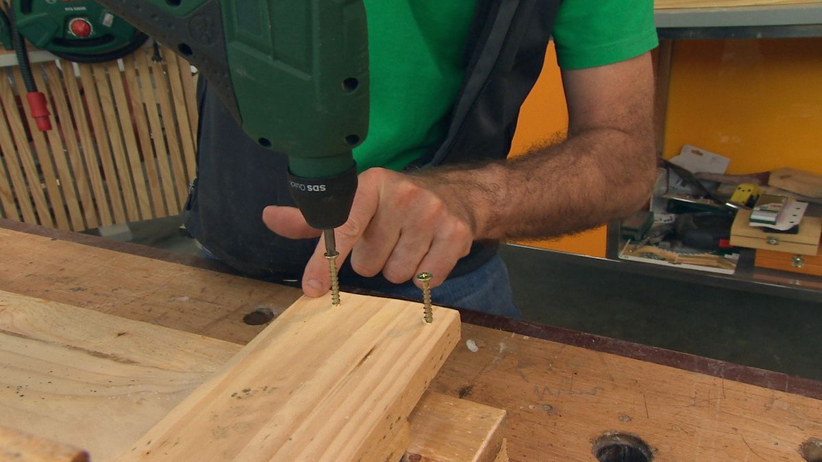 Cómo hacer mecedora colgante con un palé paso 4