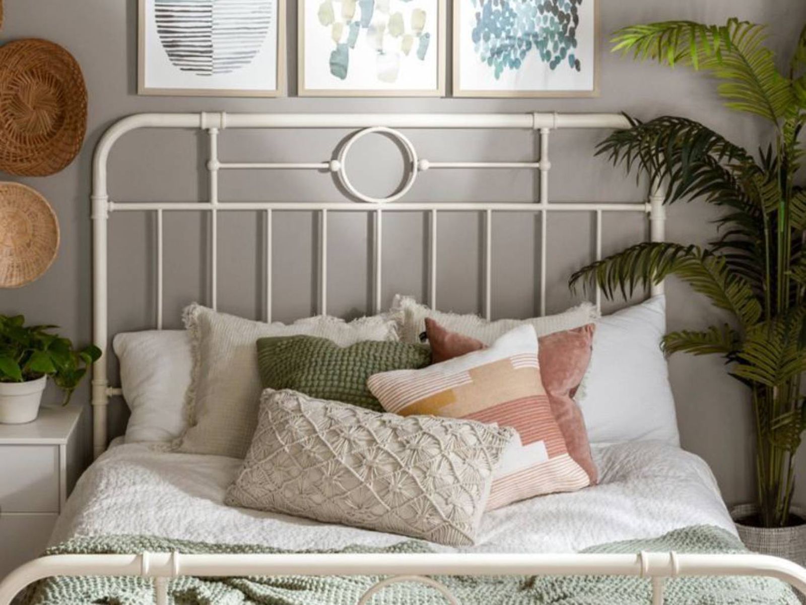Un cabecero blanco de forja con diseño moderno se integra con naturalidad en un dormitorio actual.