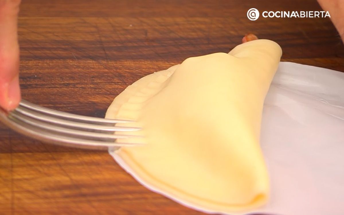 Dóblalas y ciérralas presionando los bordes con un tenedor