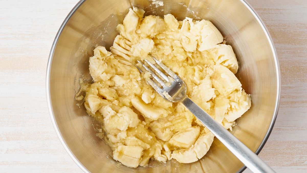 Cómo hacer banana bread (pan de plátano) con nueces y chocolate   Paso 1