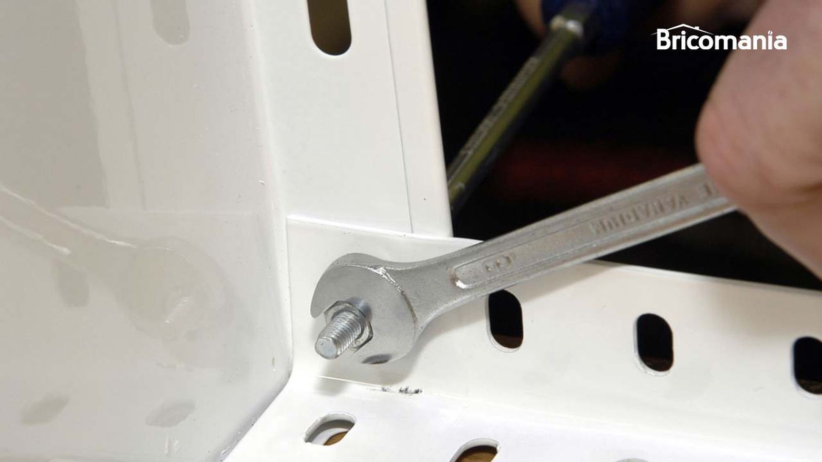 Montaje de una estantería metálica