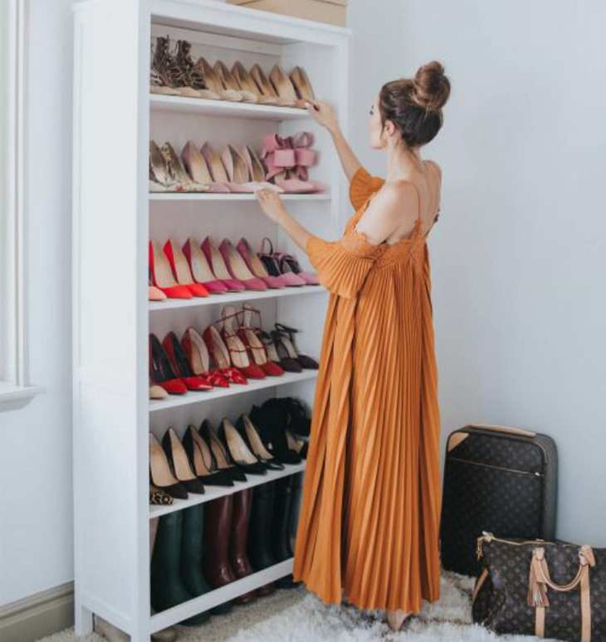 Las estanterías abiertas permiten que los zapatos estén fácilmente accesibles / Pinterest