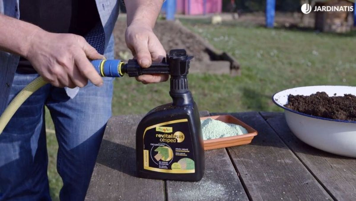 Incorpora el abono líquido.