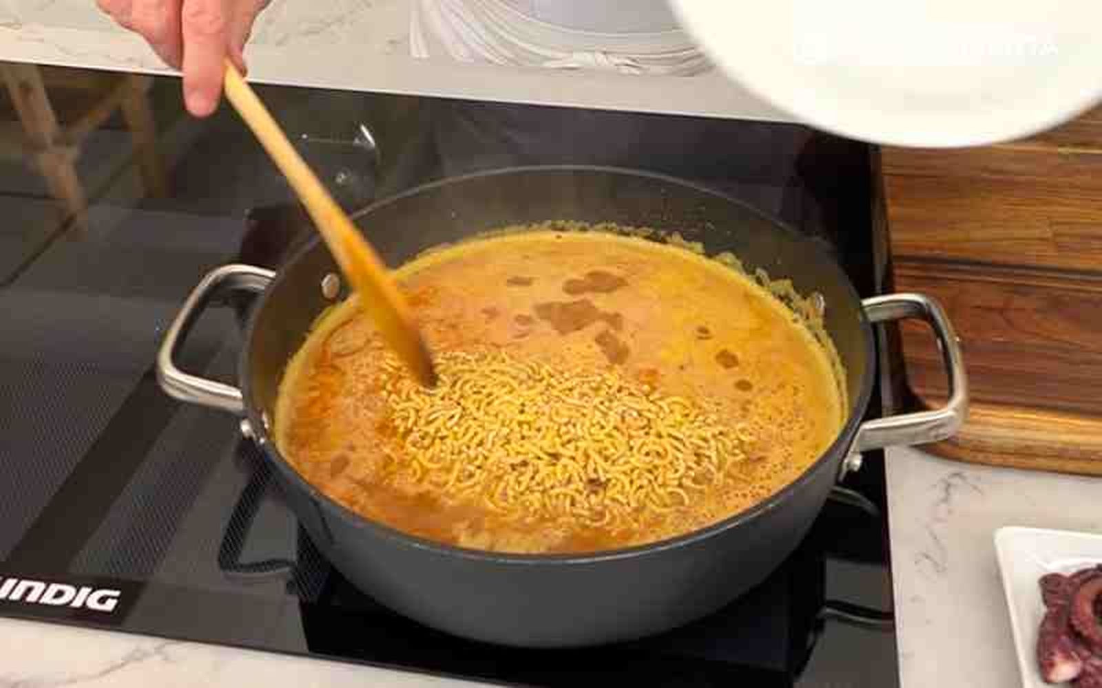 Cuece los fideos