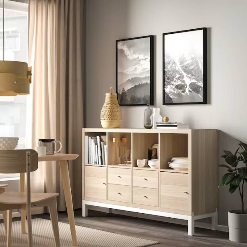 Salón con estantería Kallax en madera.