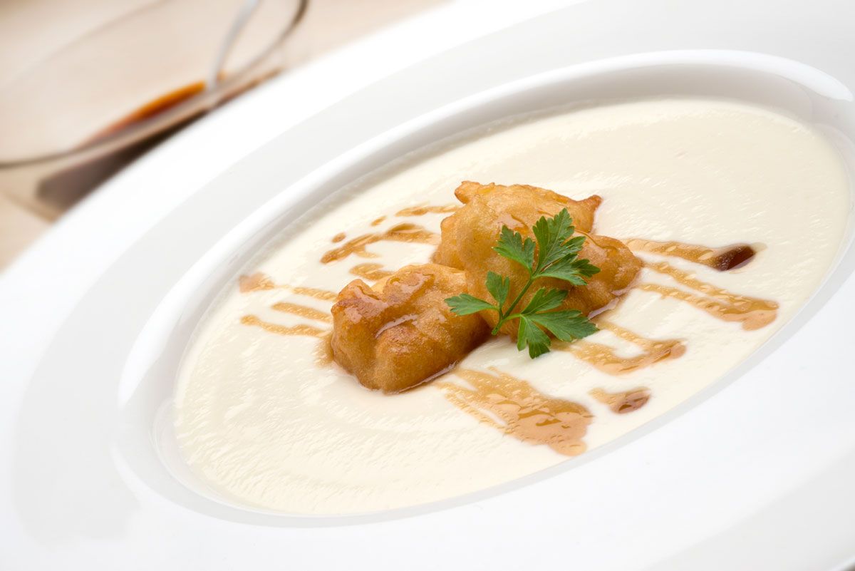 445 Crema de coliflor con buñuelos y vinagreta de miel (5060) xl