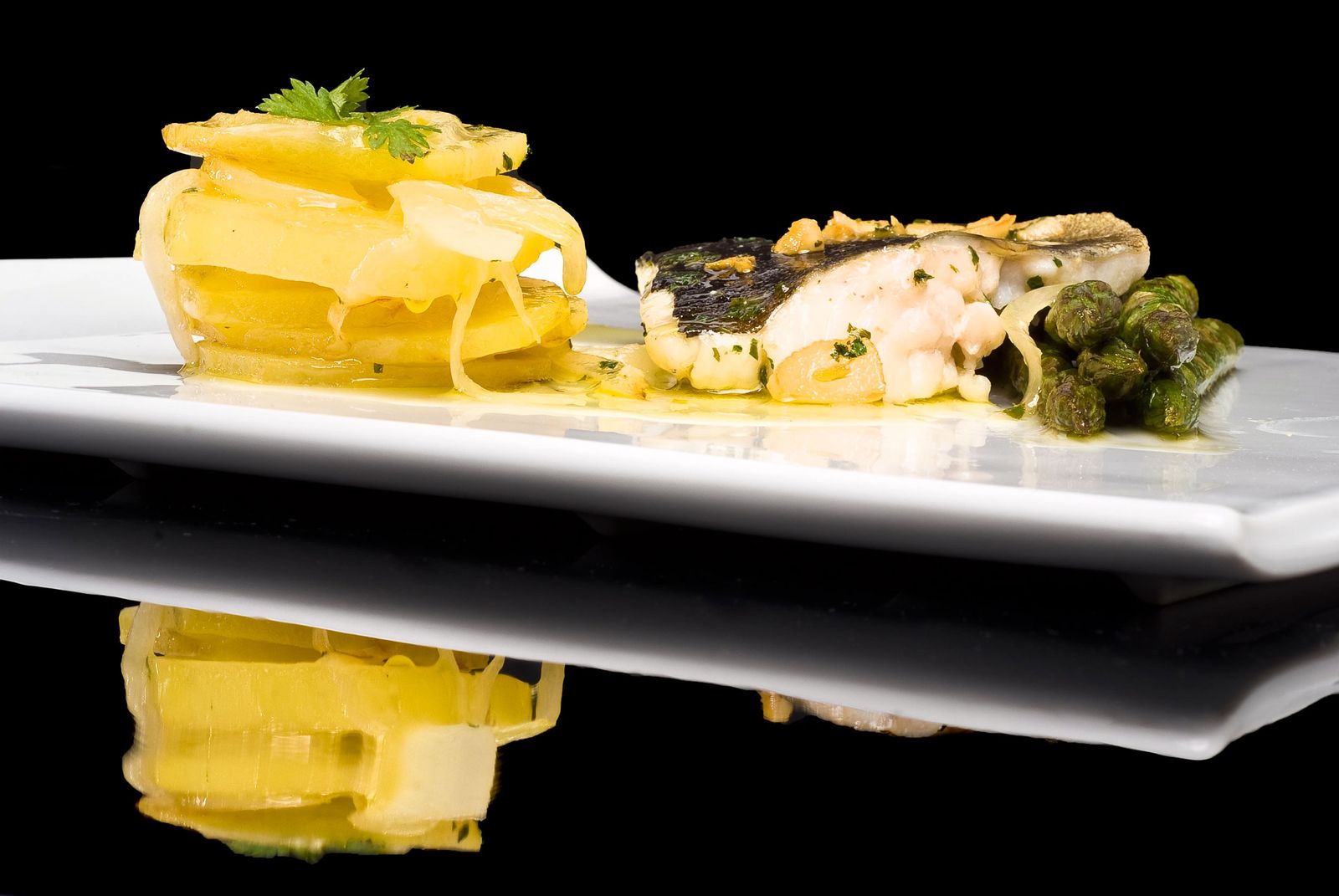 Bacalao con patatas panadera y espárragos