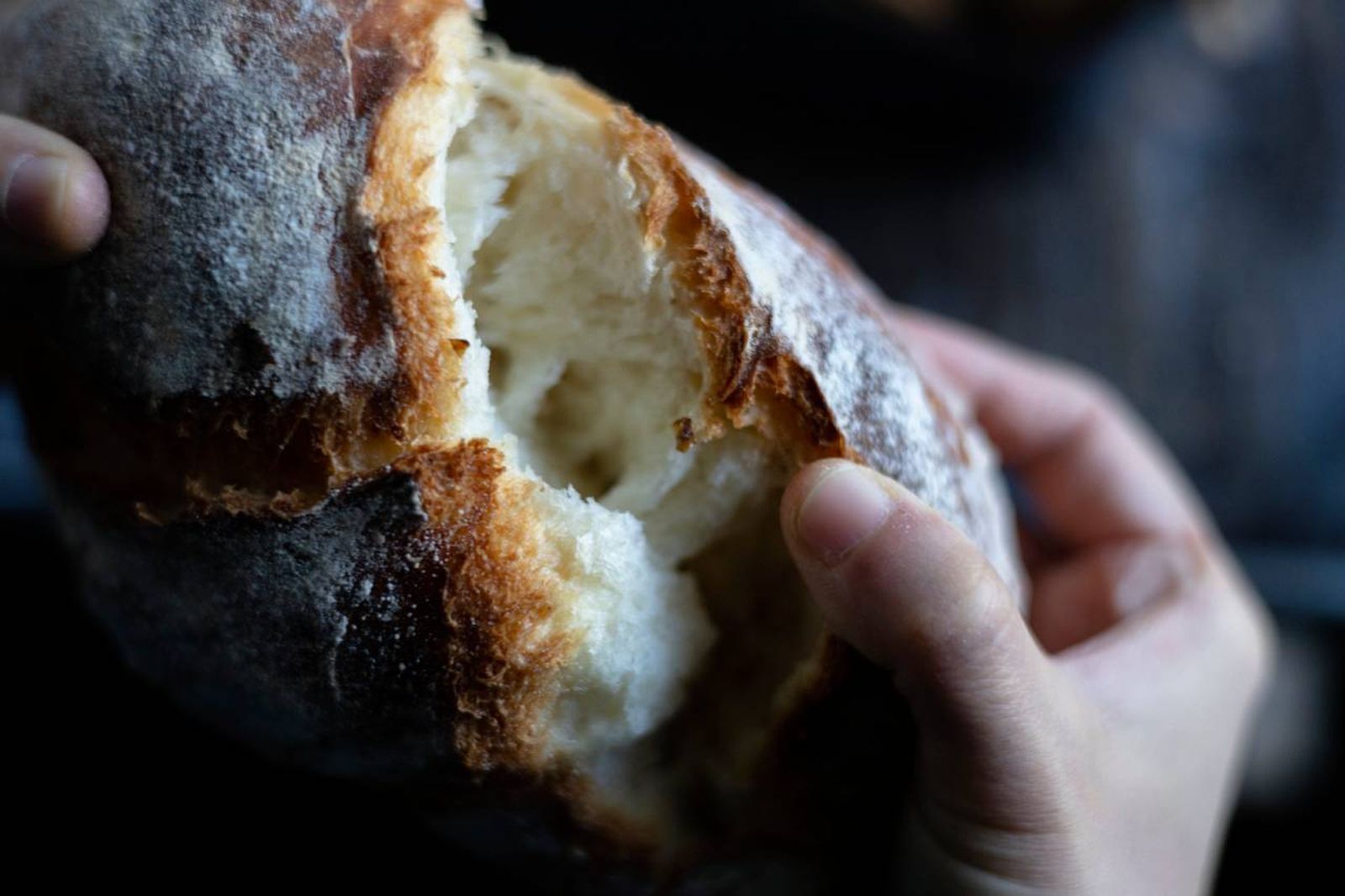 Una de las técnicas más efectivas y sencillas es el clásico método de humedecer el pan.