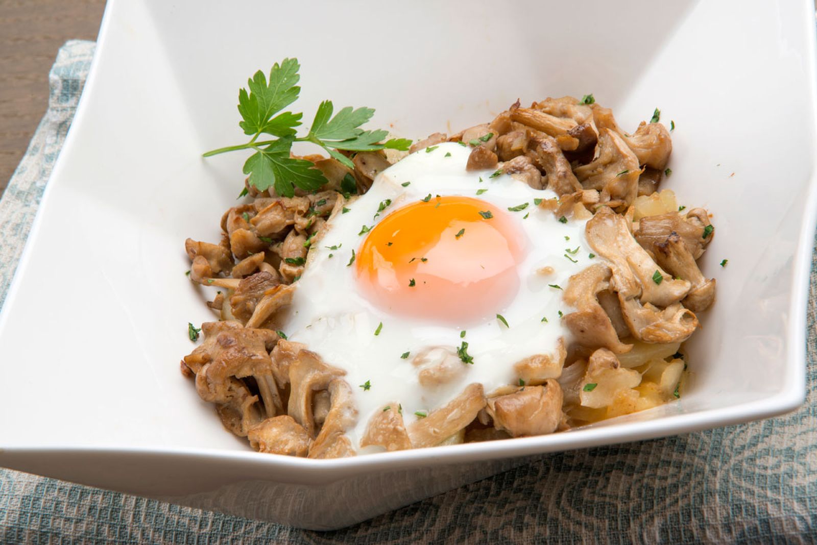 5574 1 Huevos, patatas y setas de primavera (959) xl