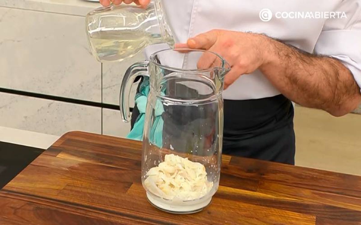 Elaboración de la receta de rulo de salmón ahumado relleno de brandada - Prepara la brandada de bacalao