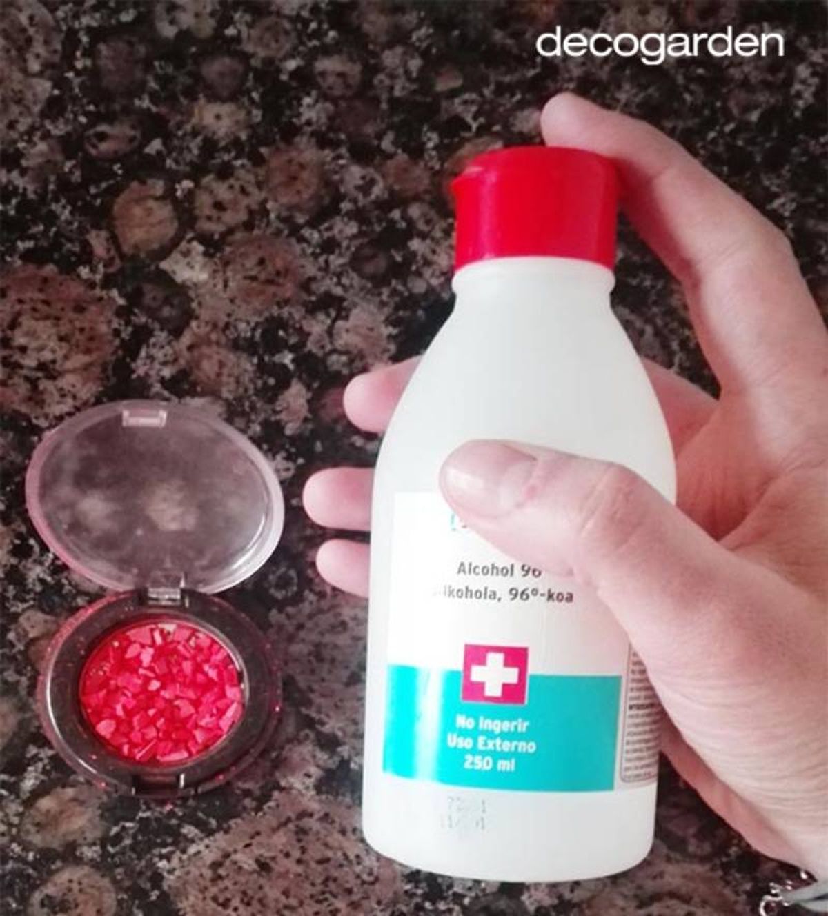 Sombra de ojos rota y alcohol de 96º para arreglarla.