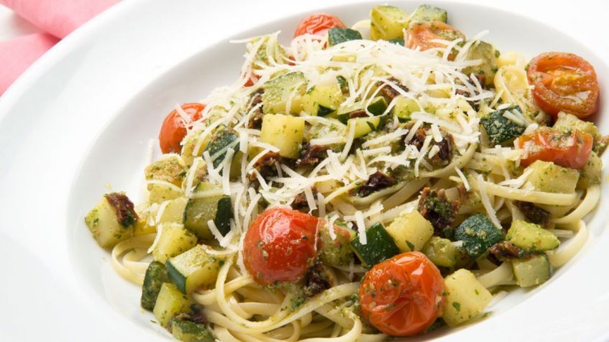 tallarines con verduras y salsa pesto