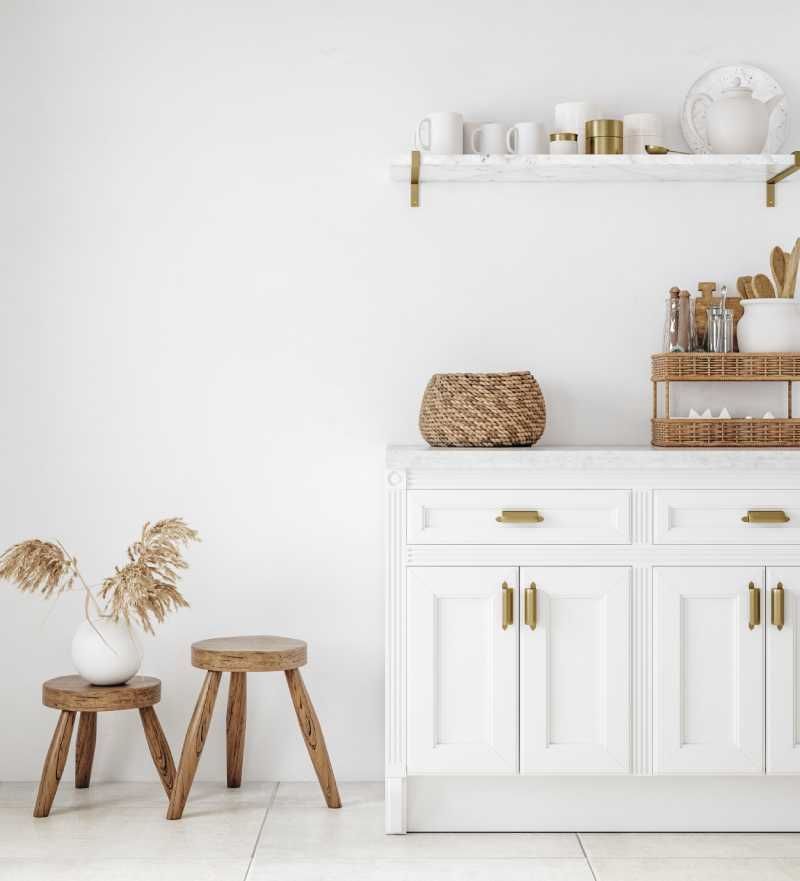 Cocina con decoración vertical con complementos de fibras naturales.