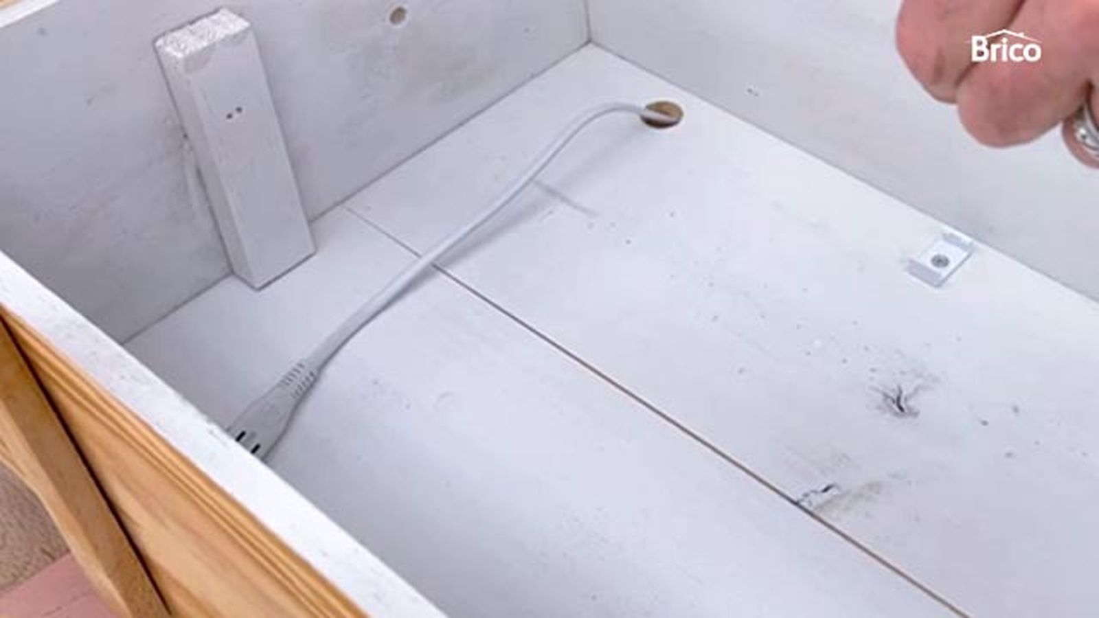 Cómo hacer una estantería con una caja de madera paos 14