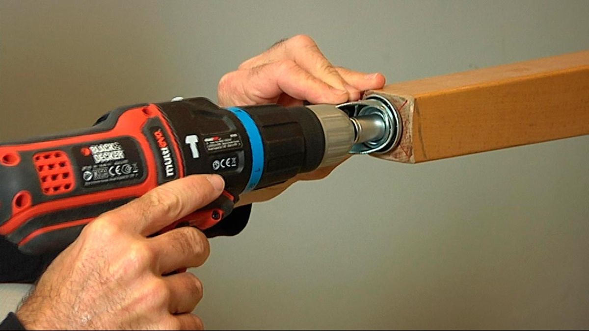 Colocar ruedas en patas de mesa paso 5