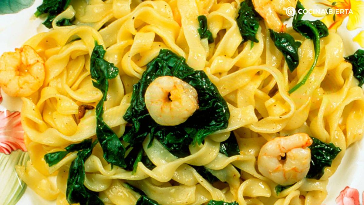 La pasta con espinacas y gambas es un plato saludable y nutritivo