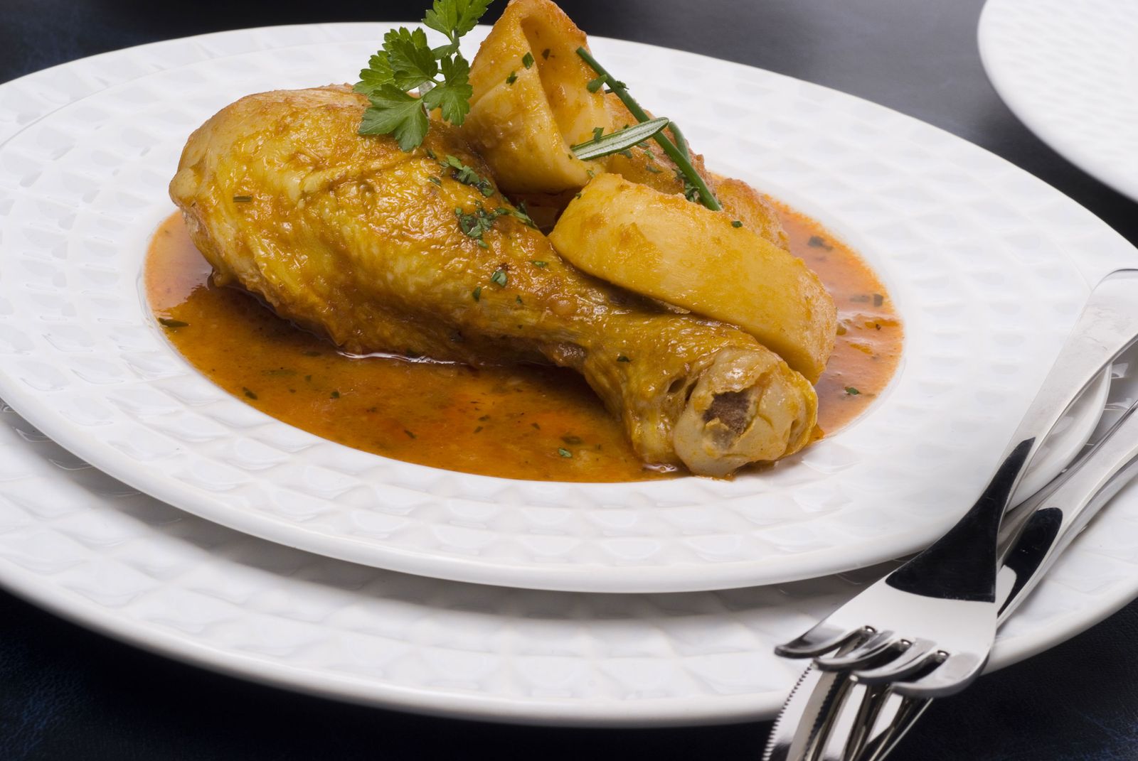 Guiso de patatas con pollo y calamares