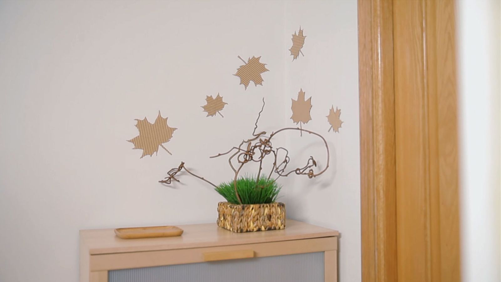 Cómo hacer hojas de cartón para decorar la pared