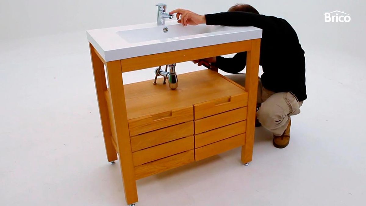 Cómo apretar el grifo del lavabo paso 7