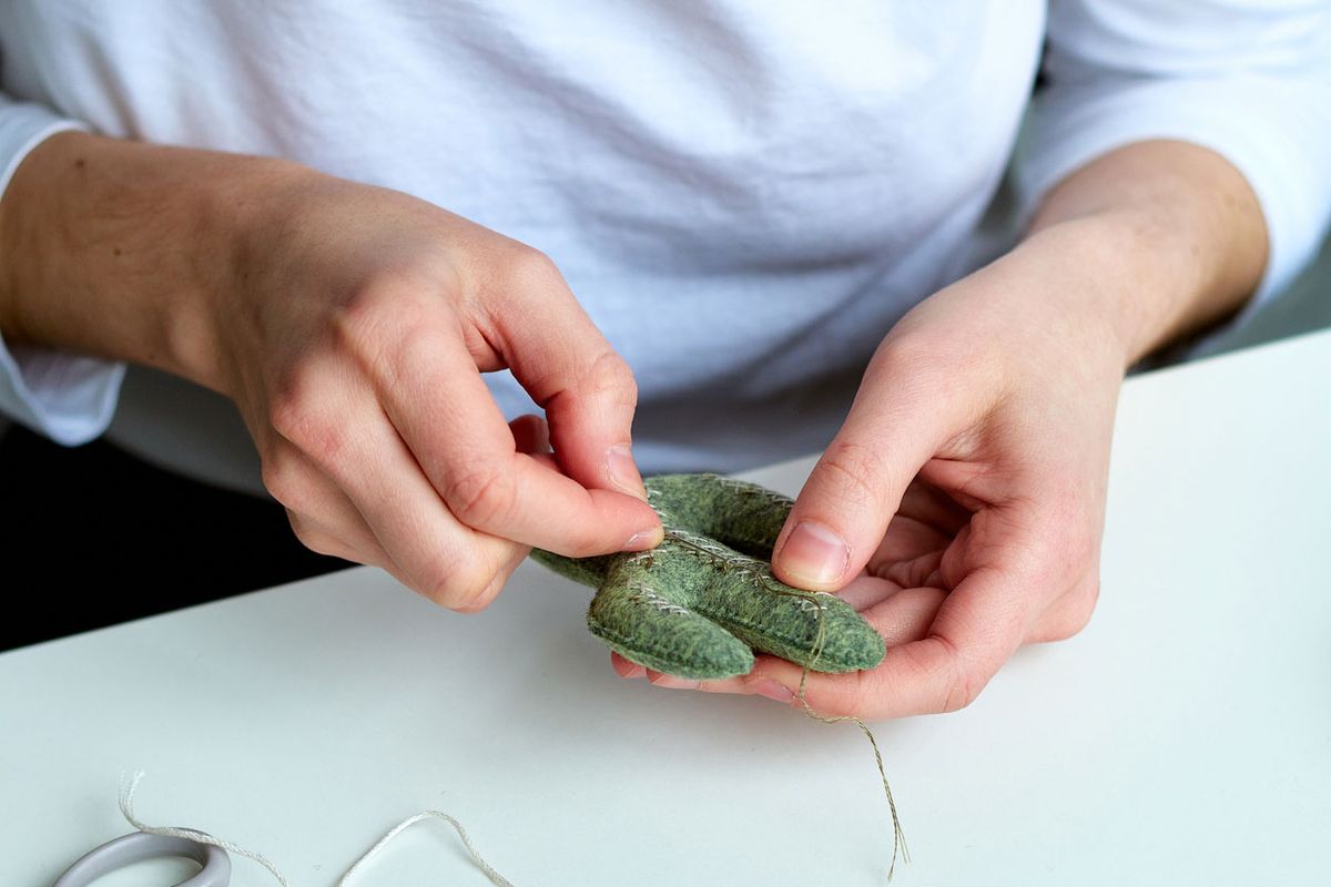 como hacer cactus de fieltro paso 3