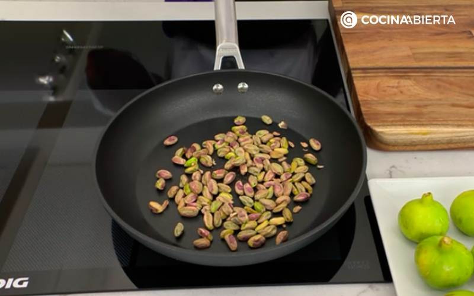 Tuesta los pistachos en una sartén