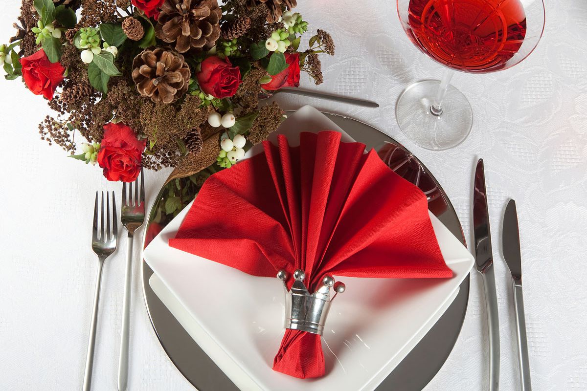 Cubertería de plata limpia y recién pulida