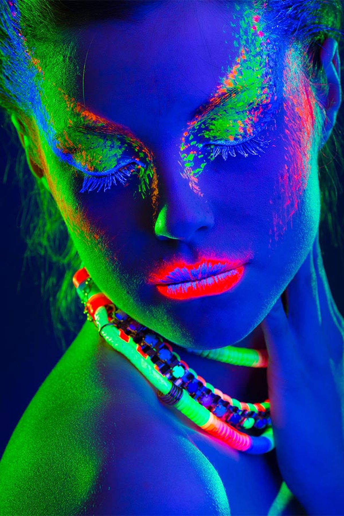 Es importante utilizar una prebase antes de aplicar la pintura fluorescente sobre tu piel