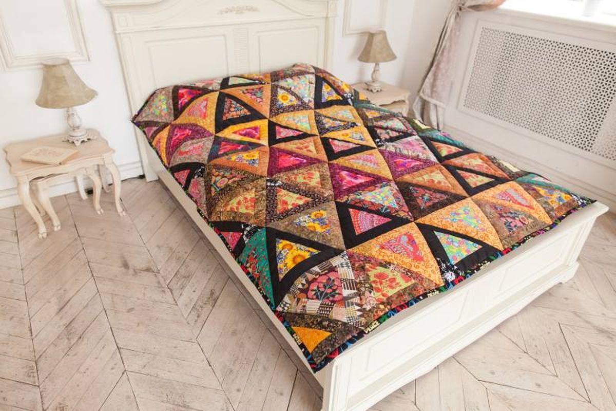 Cama con colcha de patchwork.
