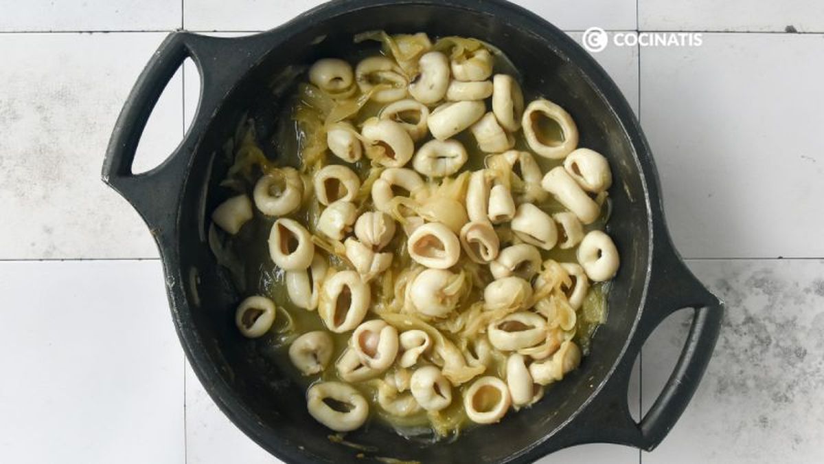 Agregamos el vino blanco a los calamares con cebolla