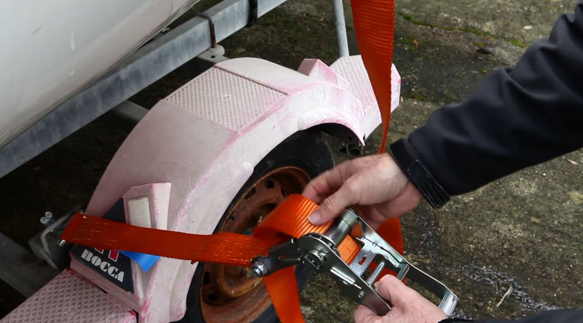 Cinchas con tensor de carraca paso 2