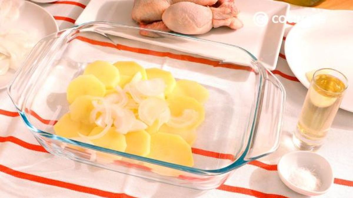 Receta de picantones al horno con patatas y cebolla  paso 2