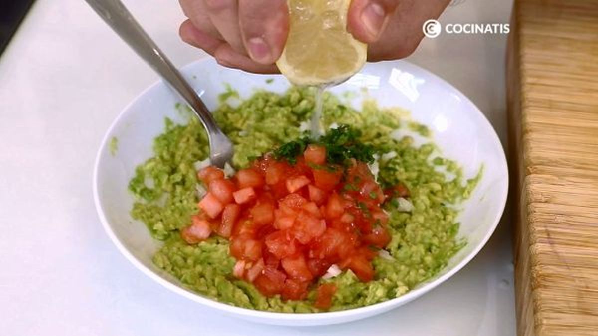 Preparamos el guacamole casero