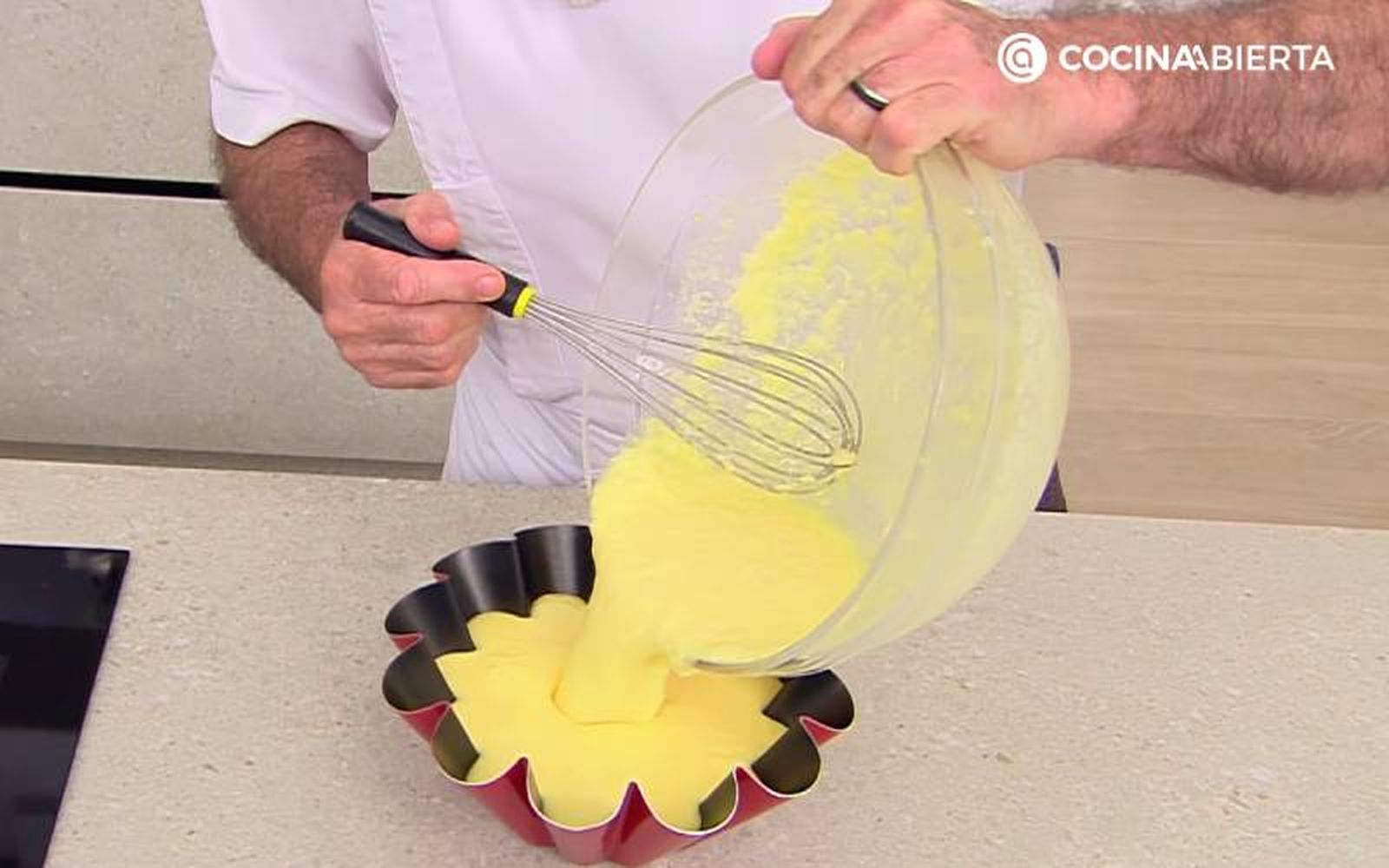 Elaboración de la receta de flan de coco de Karlos Arguiñano - Vierte la mezcla del flan y hornea