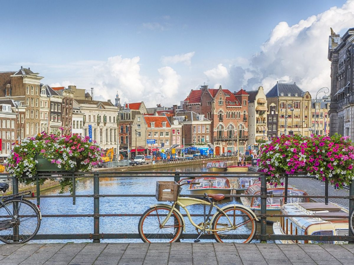 Puente sobre un canal de Ámsterdam, Holanda