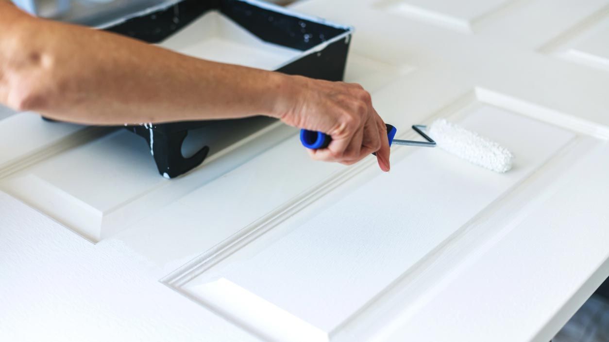como pintar y barnizar puerta
