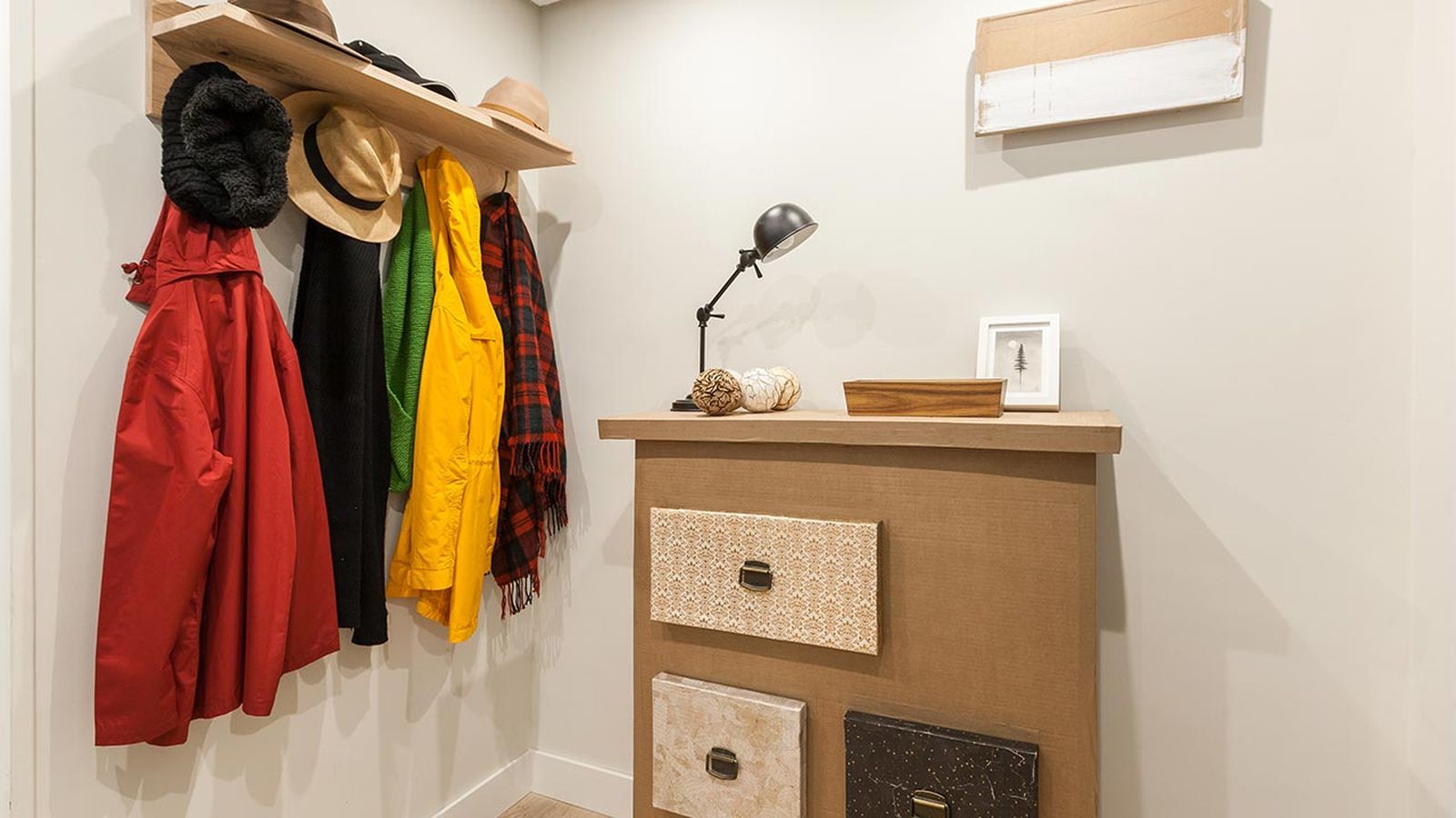 Deco752 Decorar recibidor pequeño con mueble carton despues