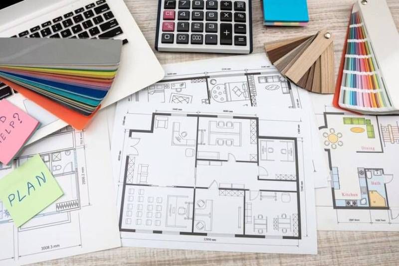 Planos sobre una mesa para reforma en casa.