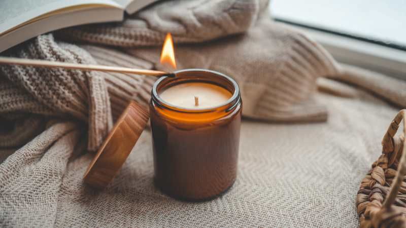 Las velas otoñales tienen aromas amaderados