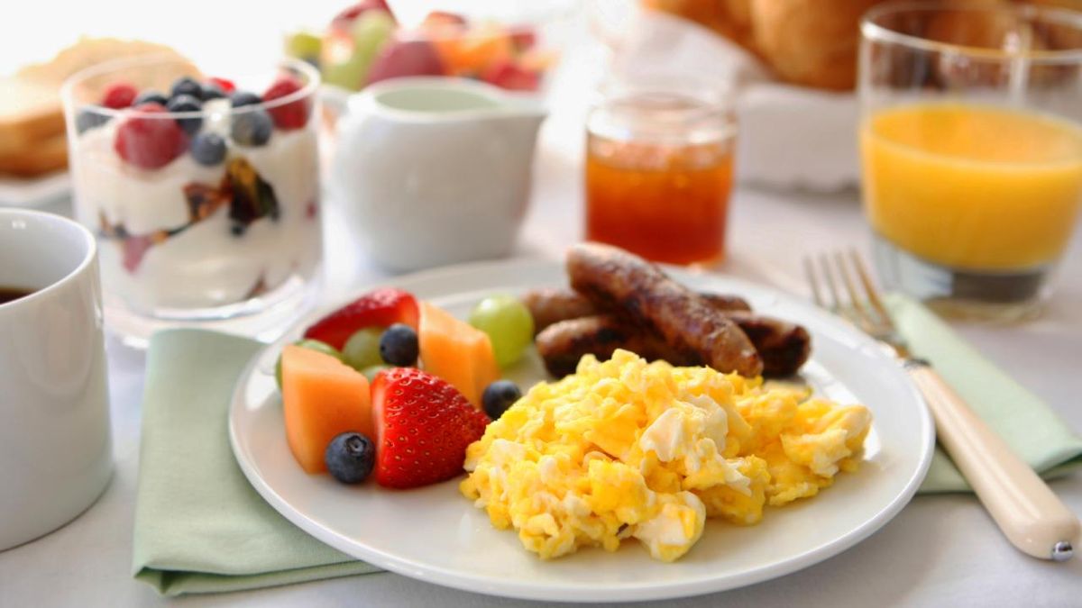 desayuno continental huevo salchichas