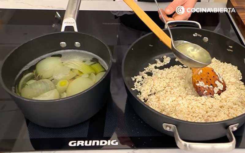 Usa el caldo para risotto