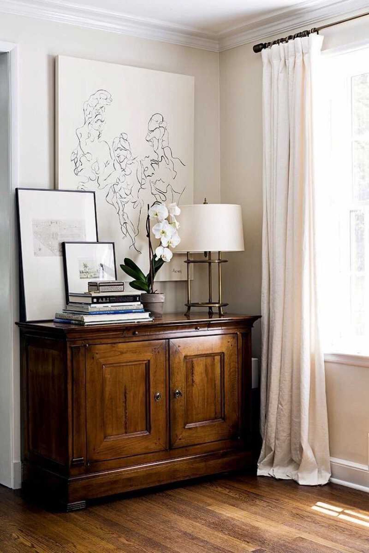 Mueble vintage decorado con arte.