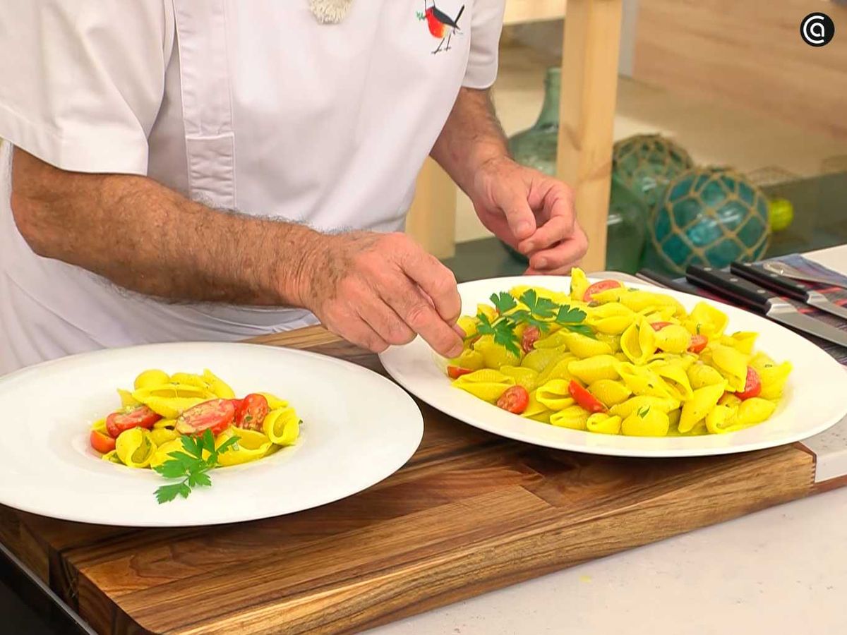 Sirve las conchas con salsa de huevo y albahaca